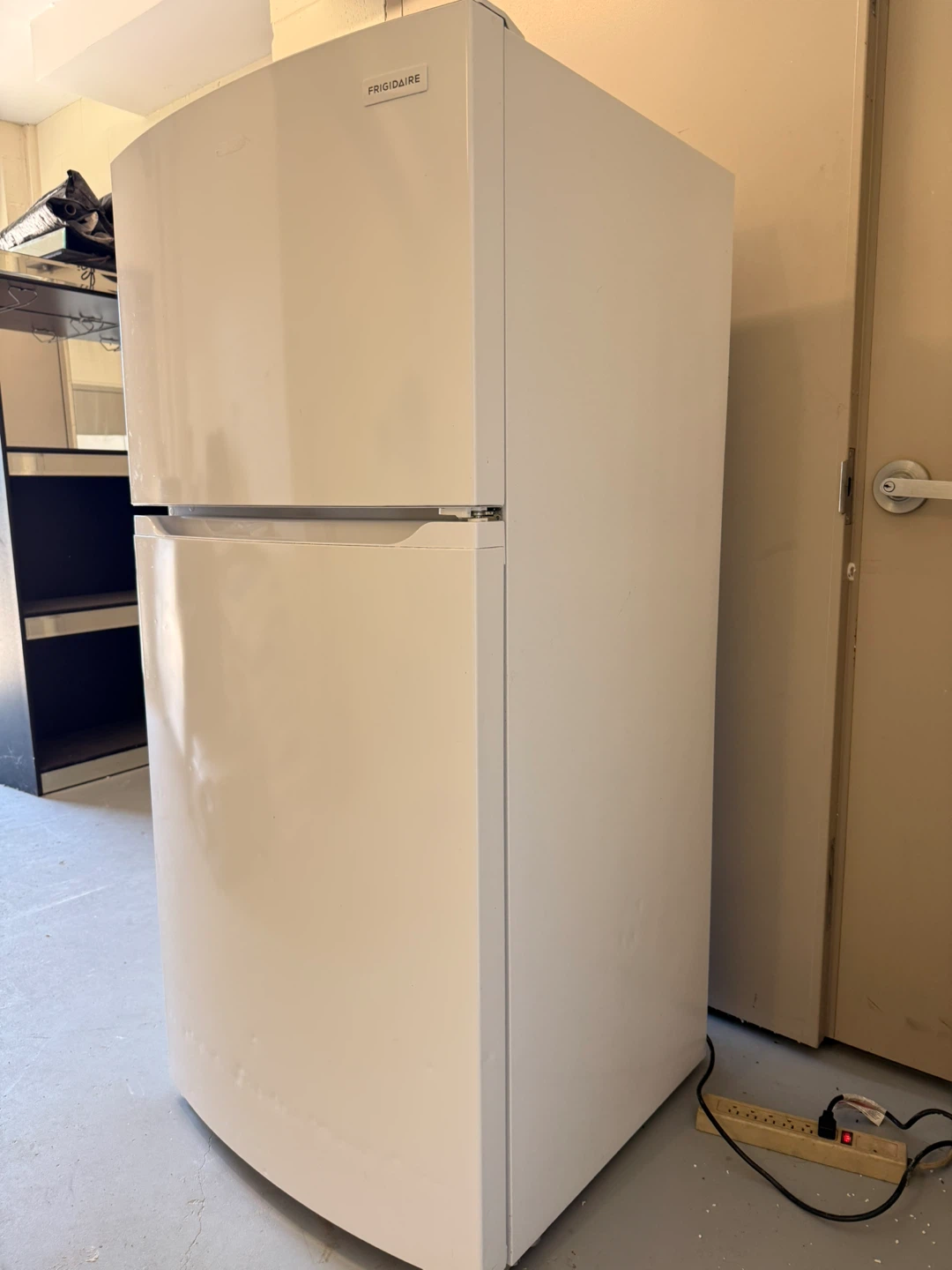 Frigidaire White Top Freezer Refrigerator - photo 2