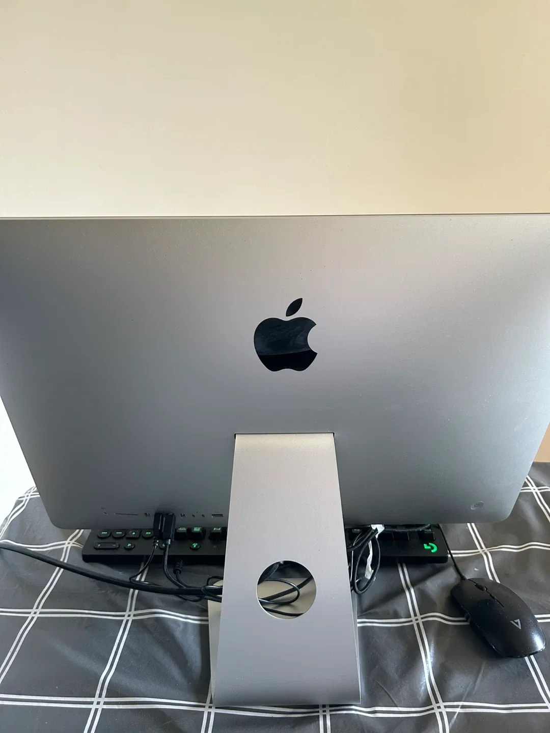 Apple iMac 21.5-inch 2019 image indicator(2)