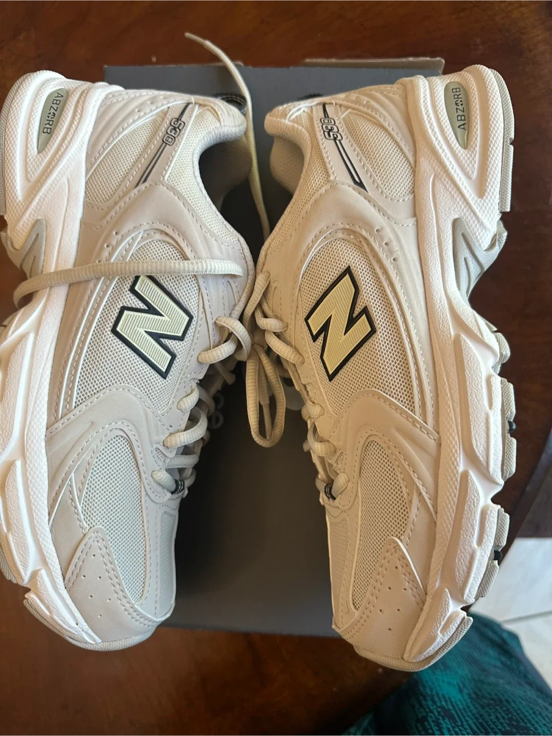 New Balance 530 Cream/White Sneakers size 8.5 thumbnail