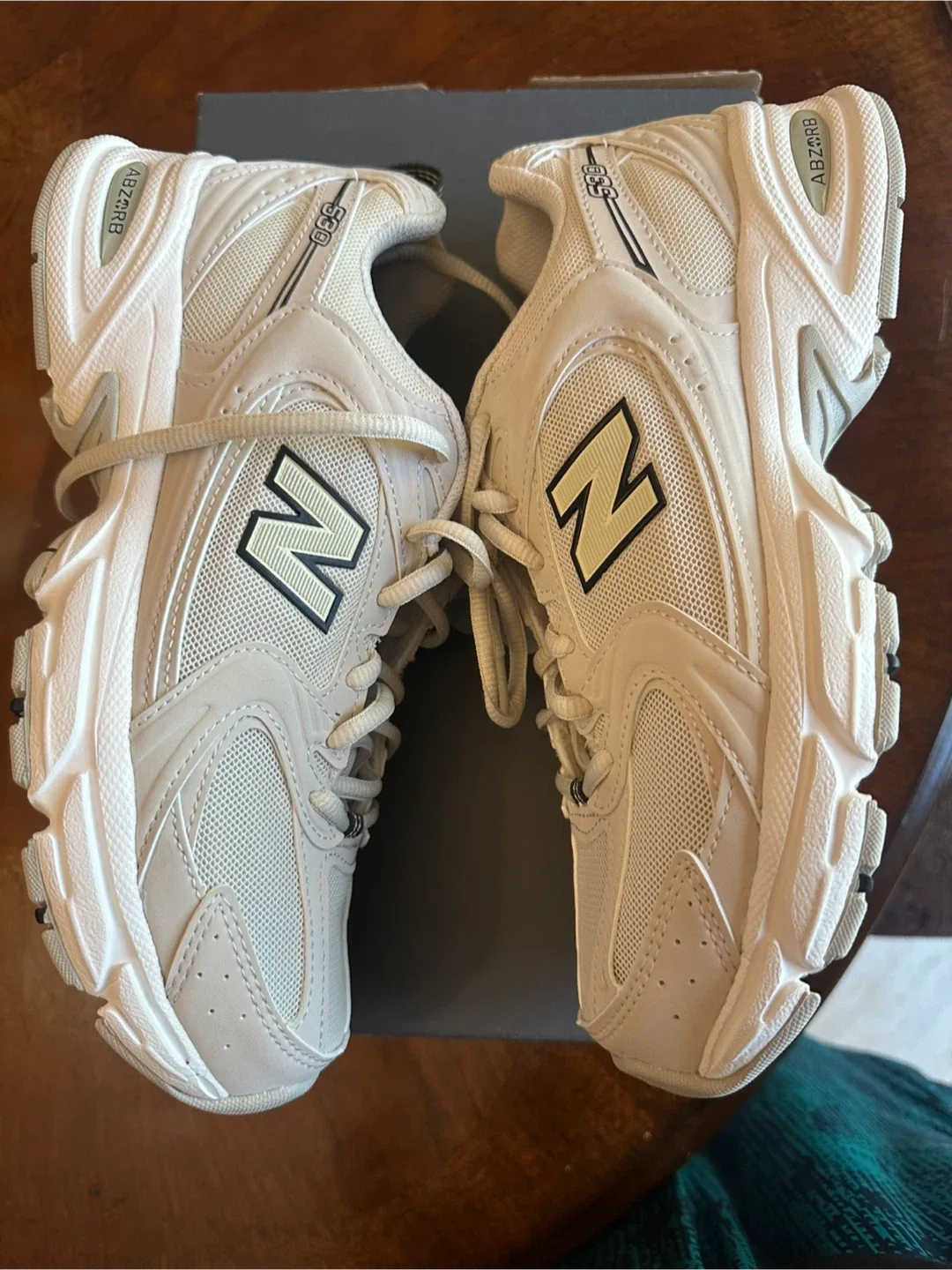 New Balance 530 Cream/White Sneakers size 8.5 thumbnail