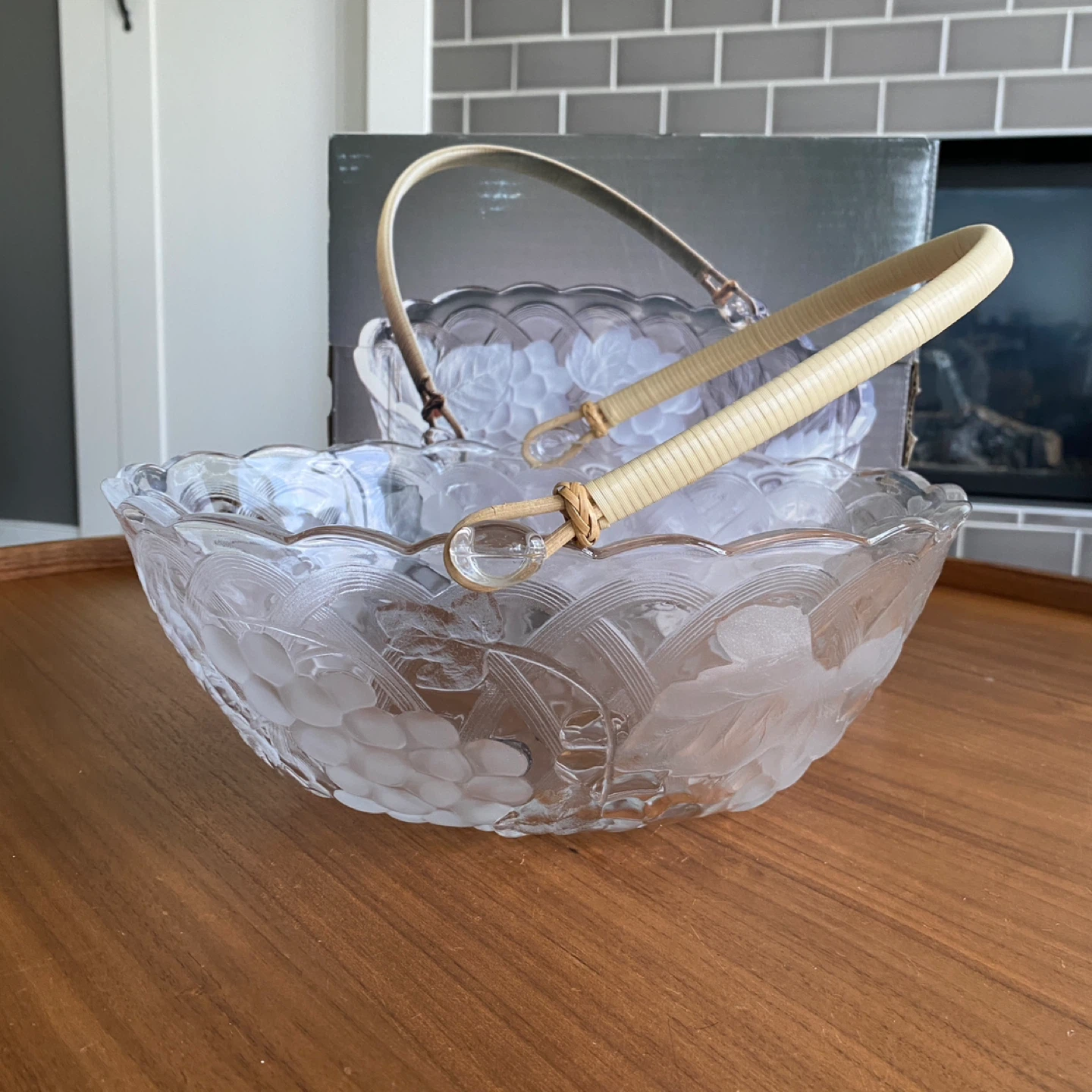 WP&G Crystal Clear Basket Grapes with Rattan Handle New In Box - photo 2