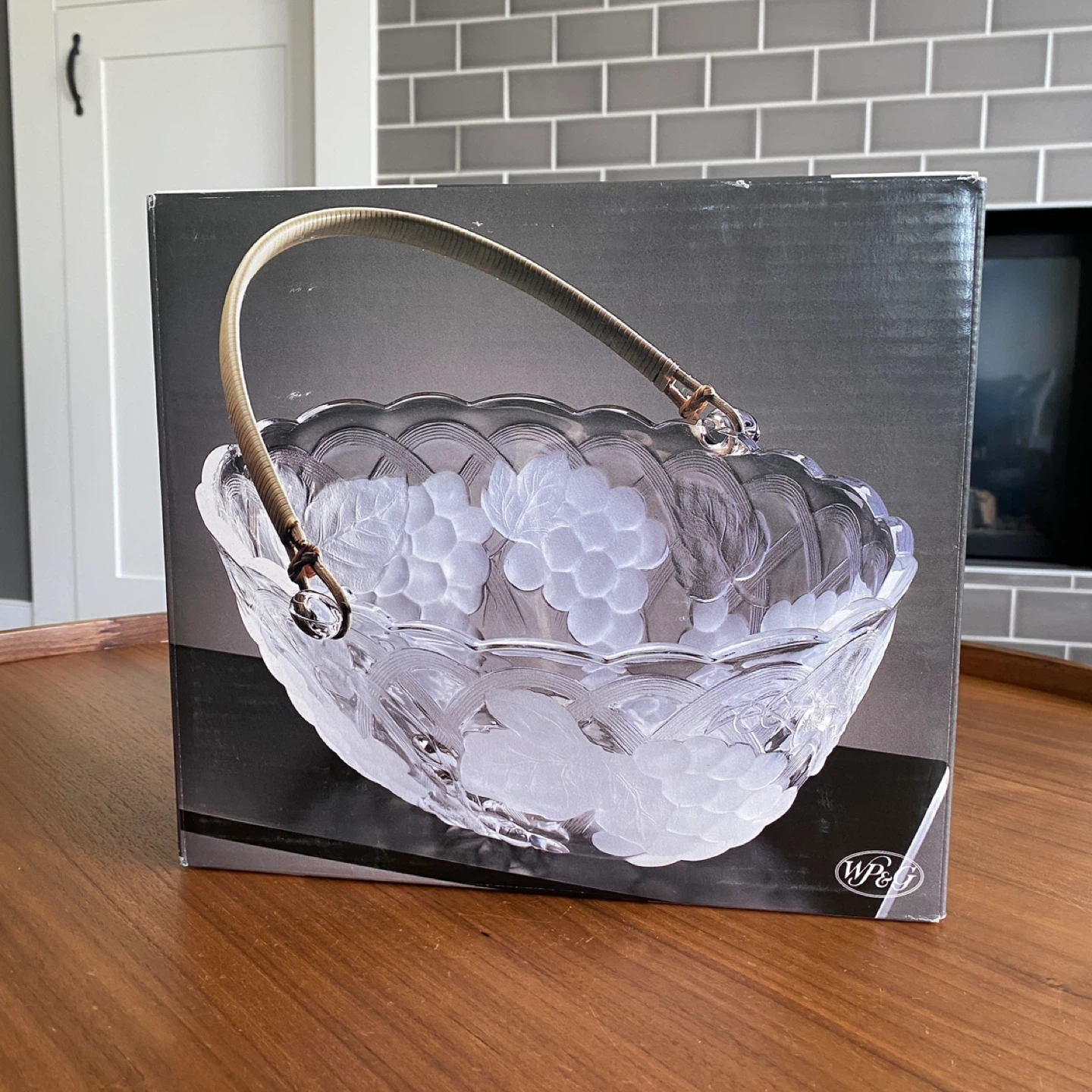 WP&G Crystal Clear Basket Grapes with Rattan Handle New In Box