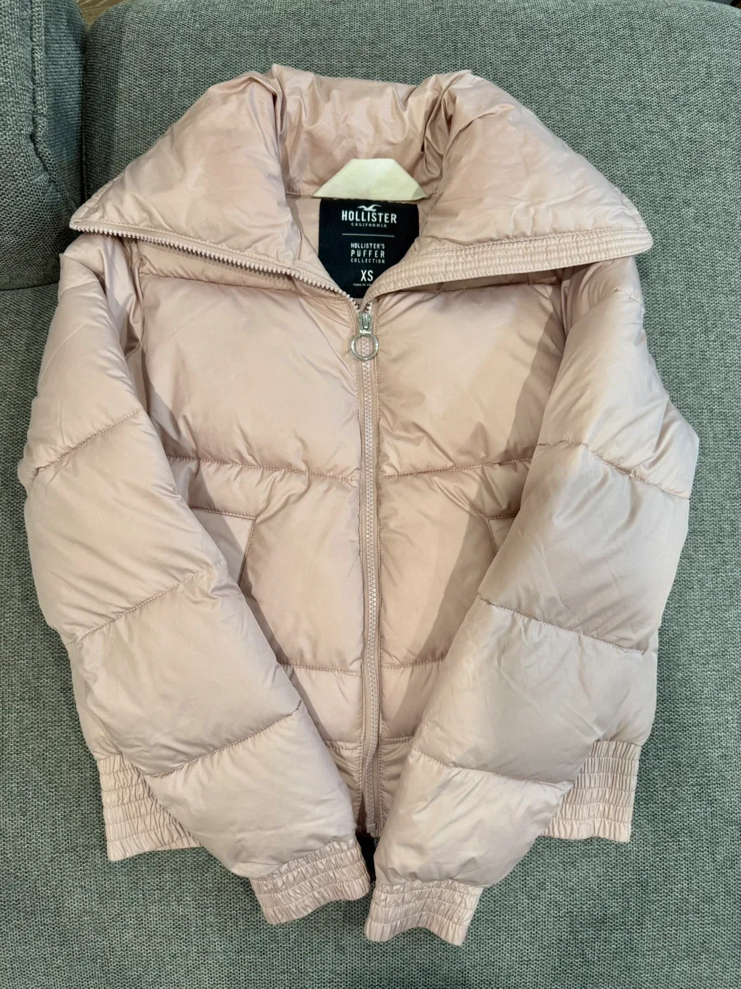 Hollister Puffer Jacket - Size XS image indicator(3)