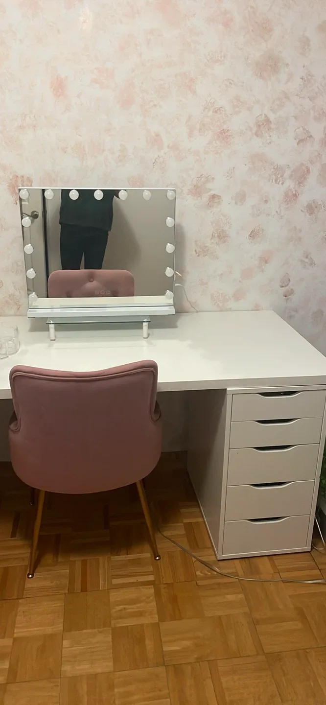 Vanity and Pink Velvet Desk Chair with Gold Legs image indicator(5)