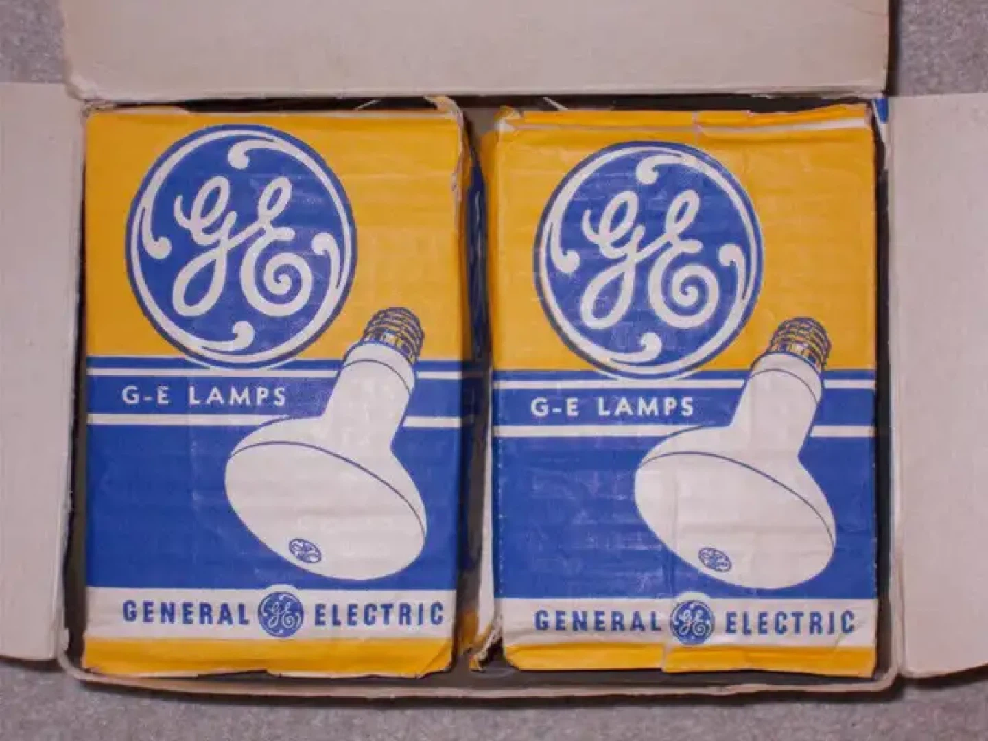 Vintage GE Reflector Photofloods & Lamp - photo 4