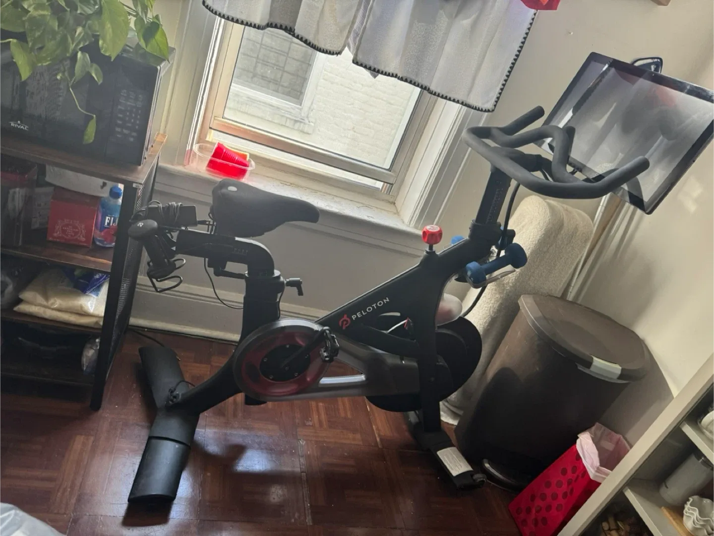 Peloton Stationary Exercise Bike image indicator(3)
