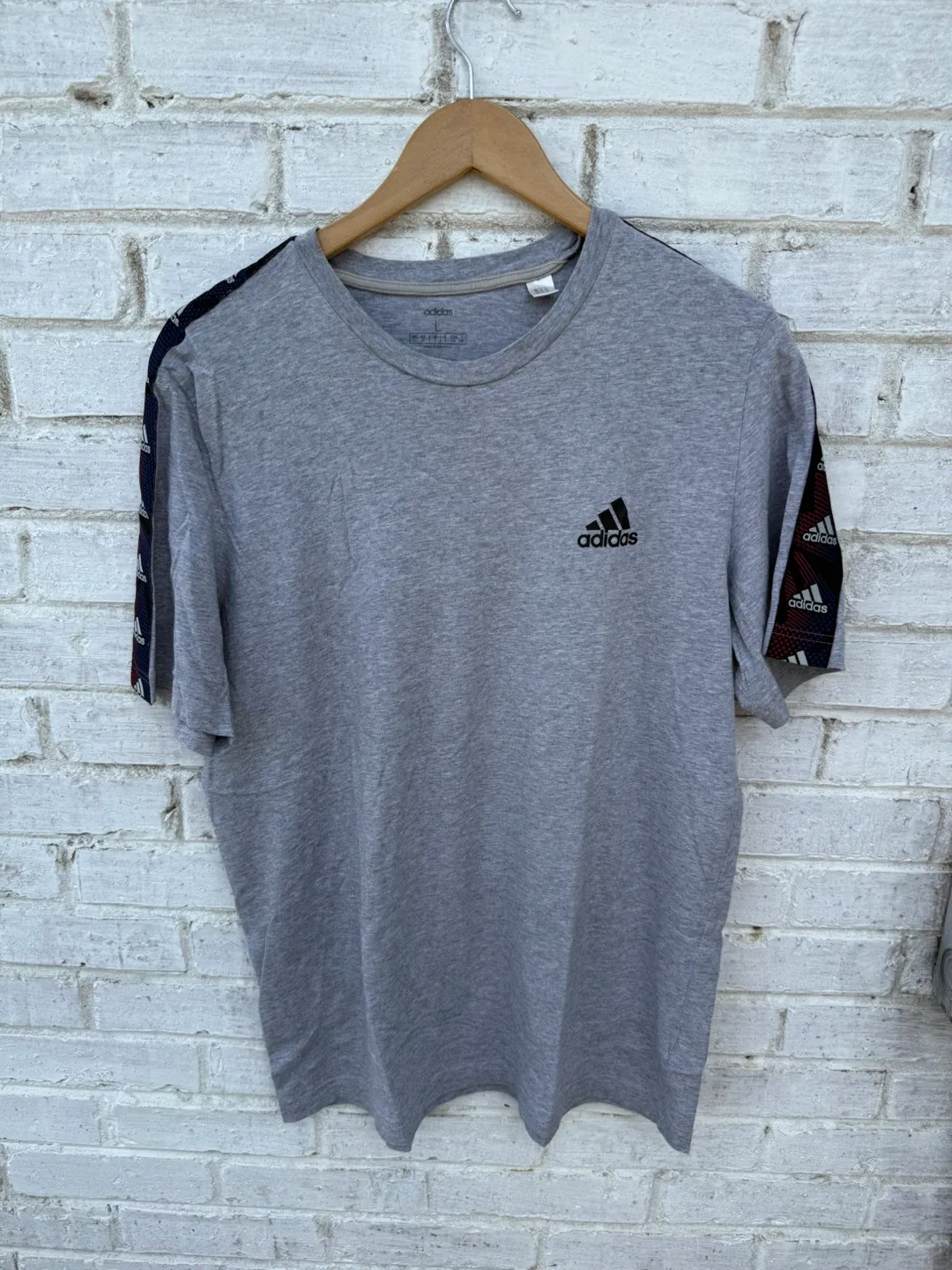 Adidas T-Shirt - Size Large image indicator(3)