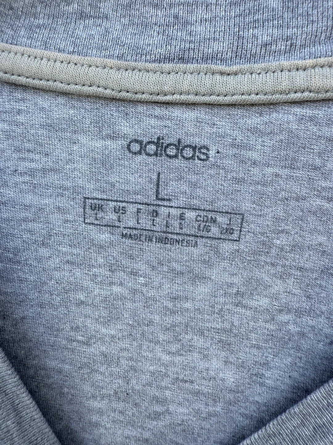 Adidas T-Shirt - Size Large image indicator(4)