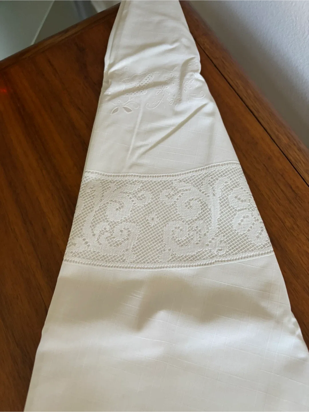 Vinyl Lace Table Cloth 72" Round, machine washable image indicator(2)