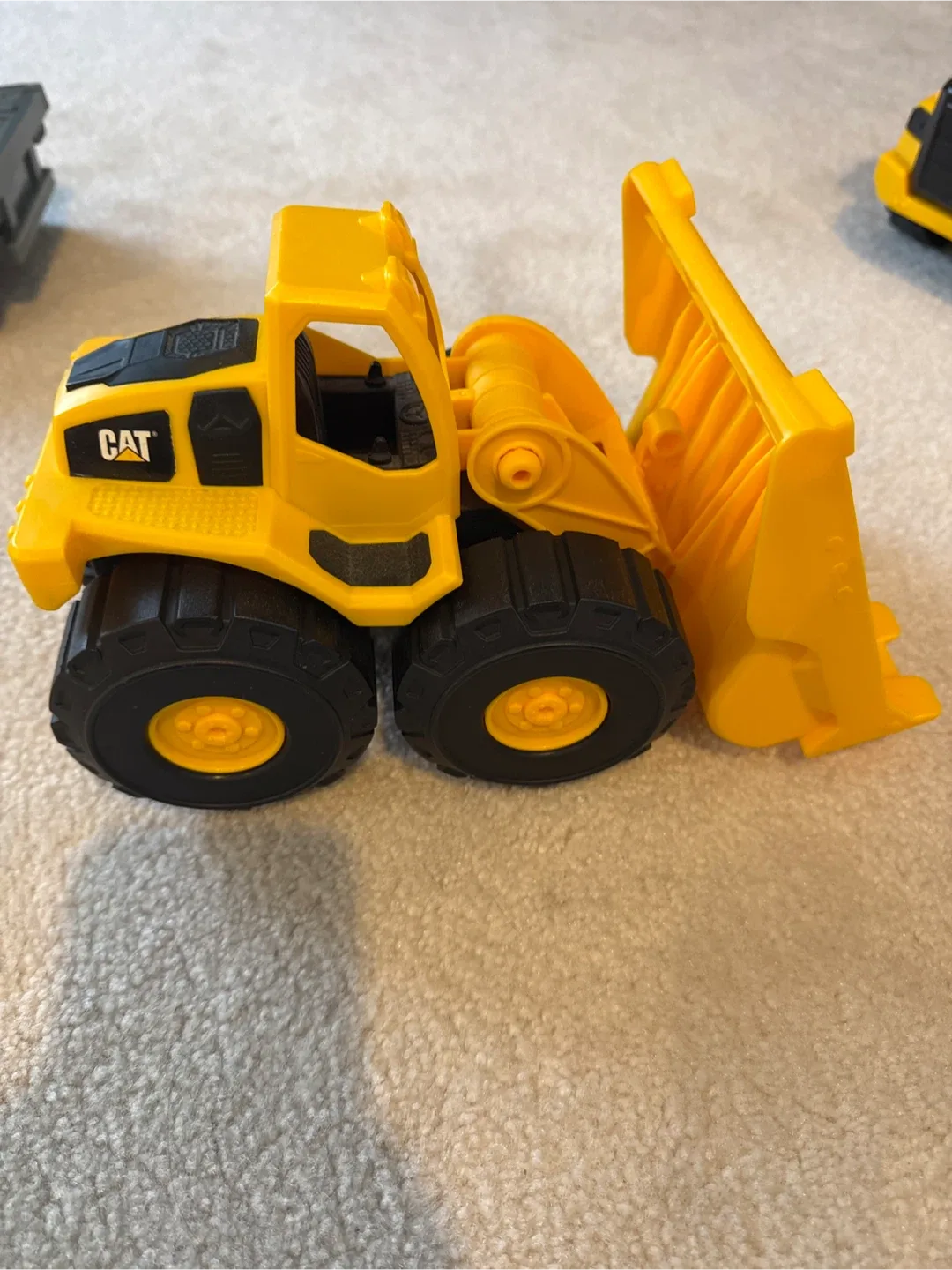CAT Construction Toy Trucks Set image indicator(3)