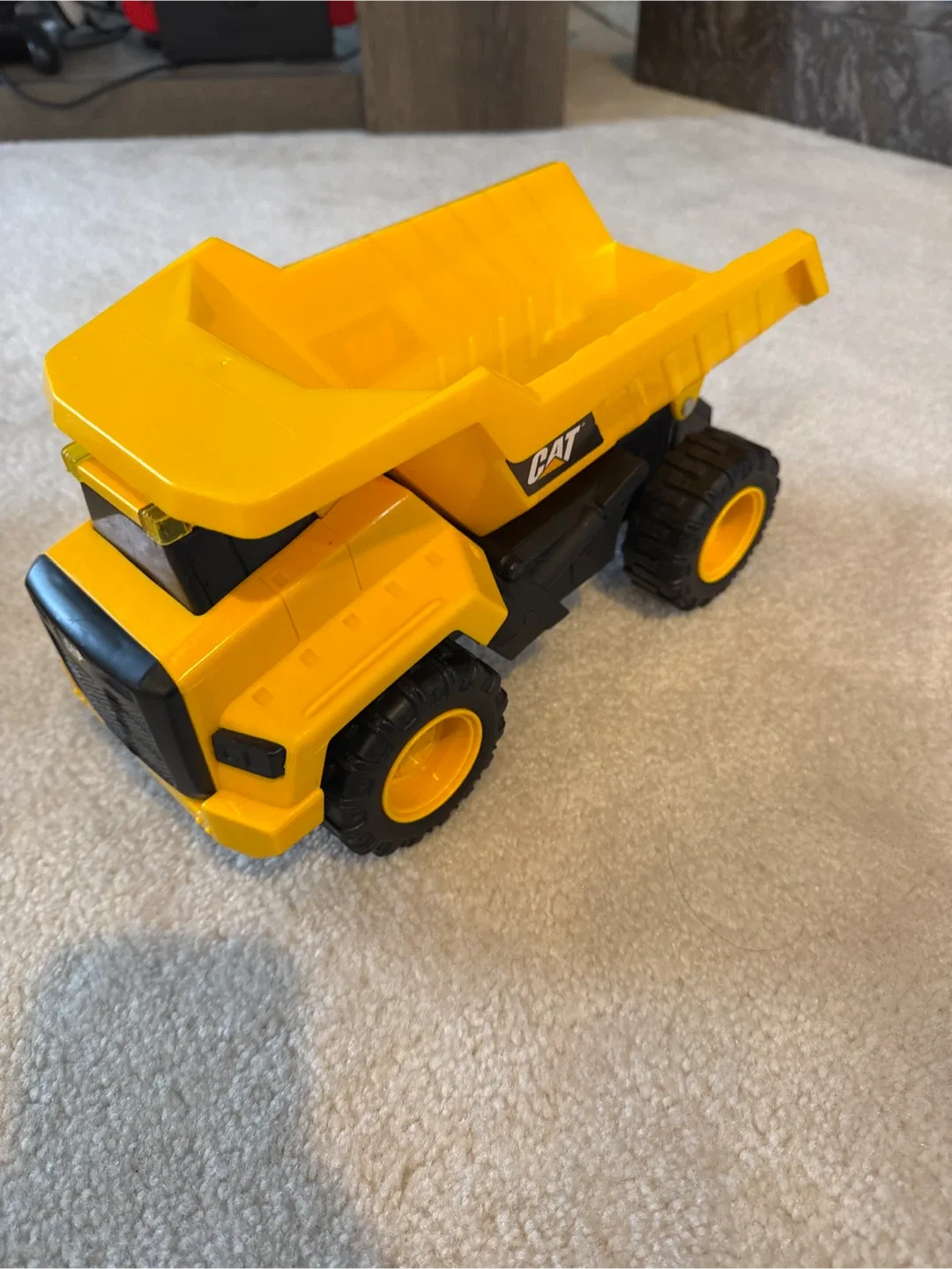 CAT Construction Toy Trucks Set image indicator(2)