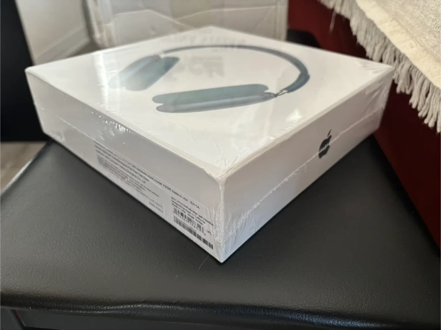 New Apple Airpods Max - blue image indicator(3)