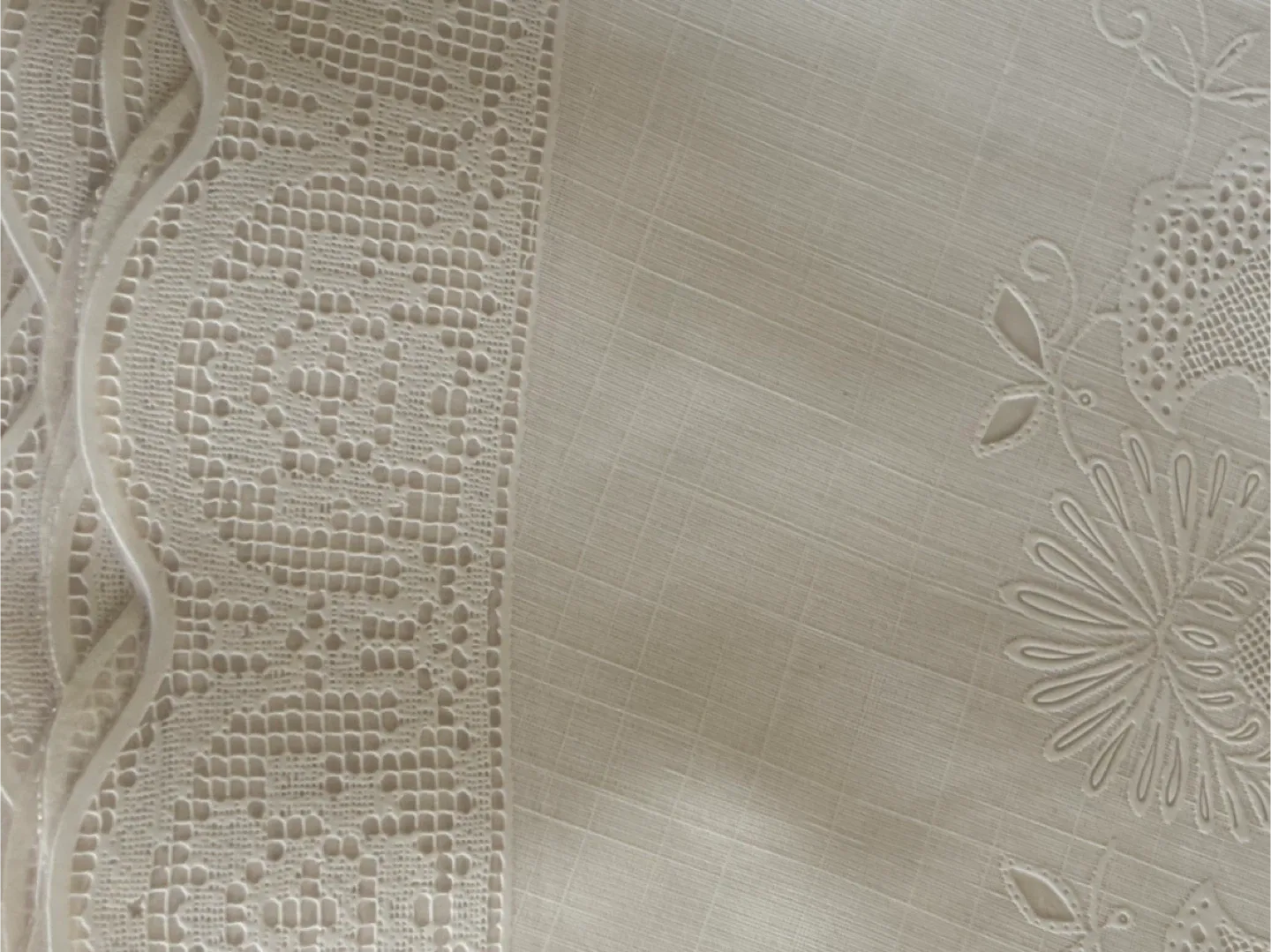 Vinyl Lace Table Cloth 72" Round, machine washable image indicator(3)