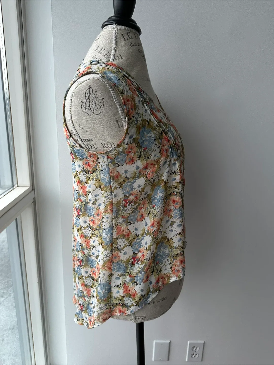 Floral Sleeveless Blouse image indicator(2)