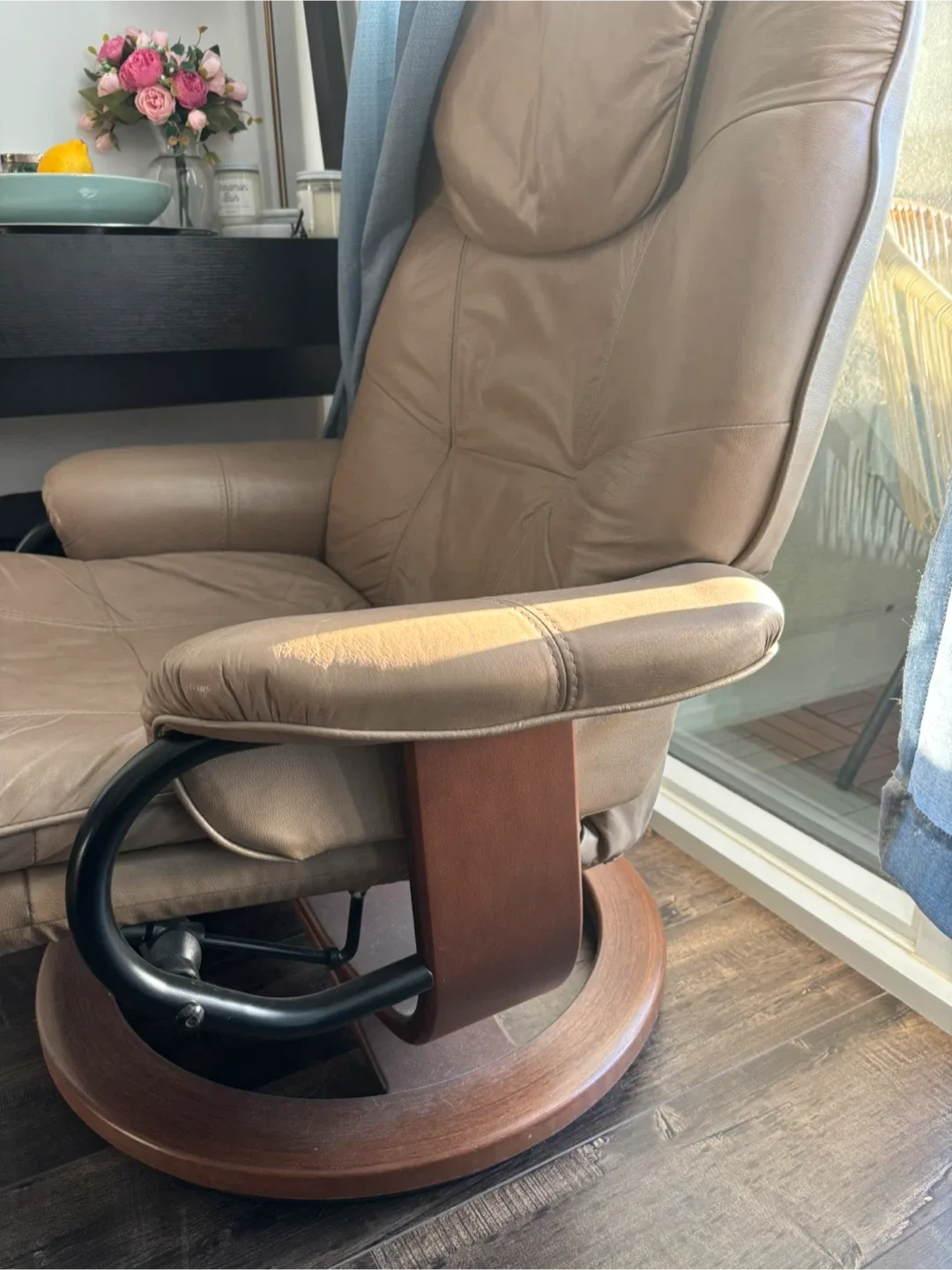 Drake Hazelnut Leather Recliner Chair image indicator(4)