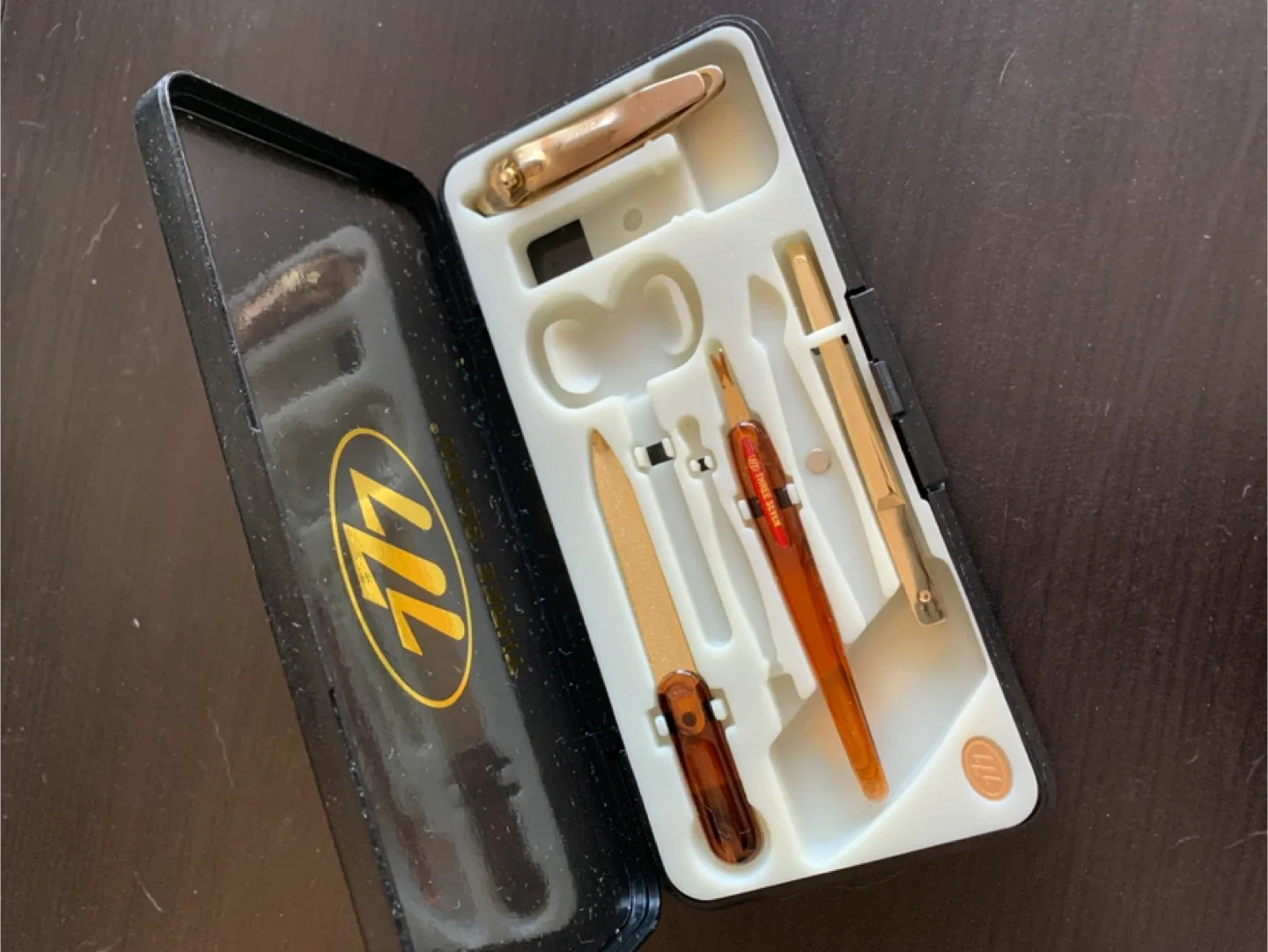 ✨FREE✨ #freecycle Three Seven 777 Manicure Set image indicator(2)