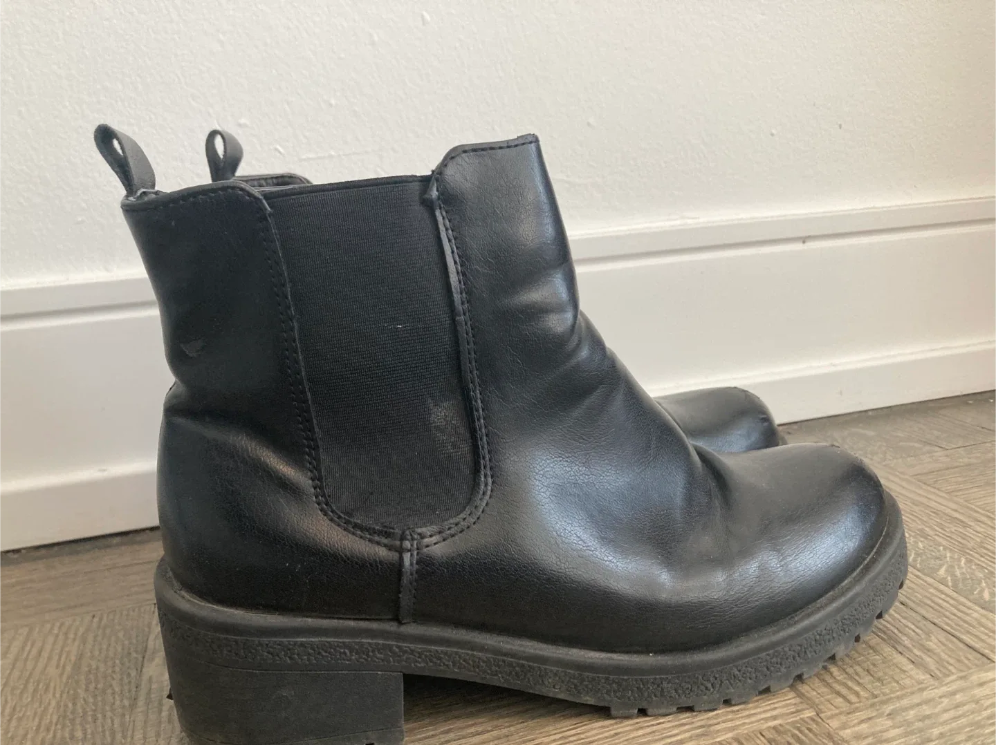 Black Boots - Size 9 (EU 39) image indicator(2)
