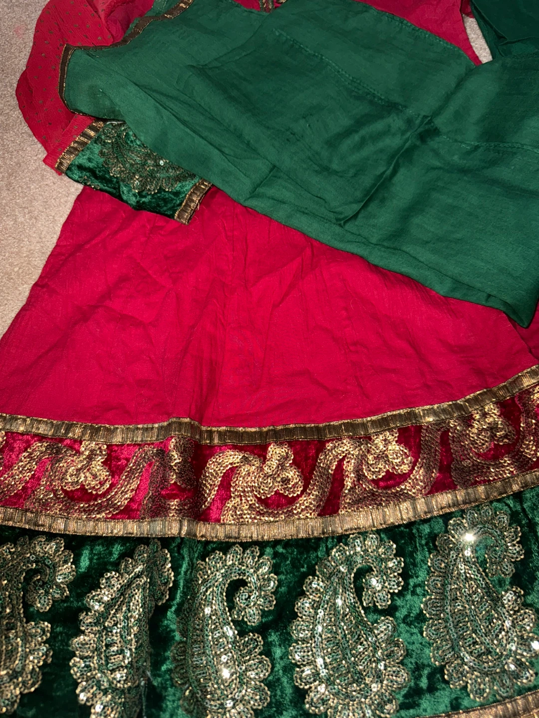 Red & Green embroidered shalwar kameez - photo 3