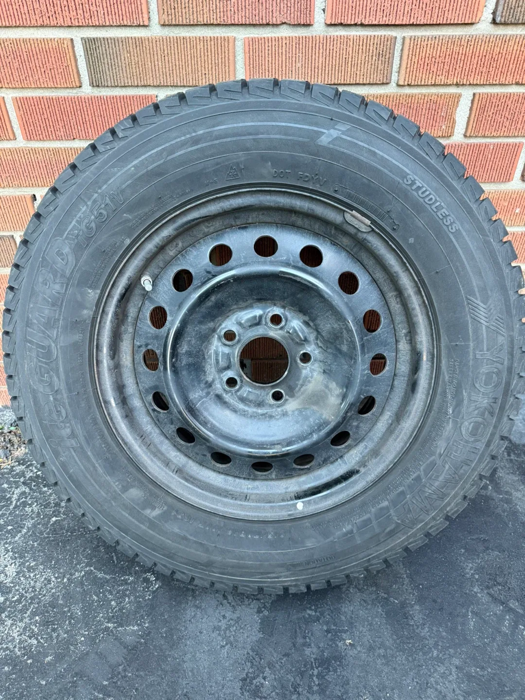 215/70R16 YOKOHAMA ICEGUARD WINTER TIRES ON RIMS image indicator(3)