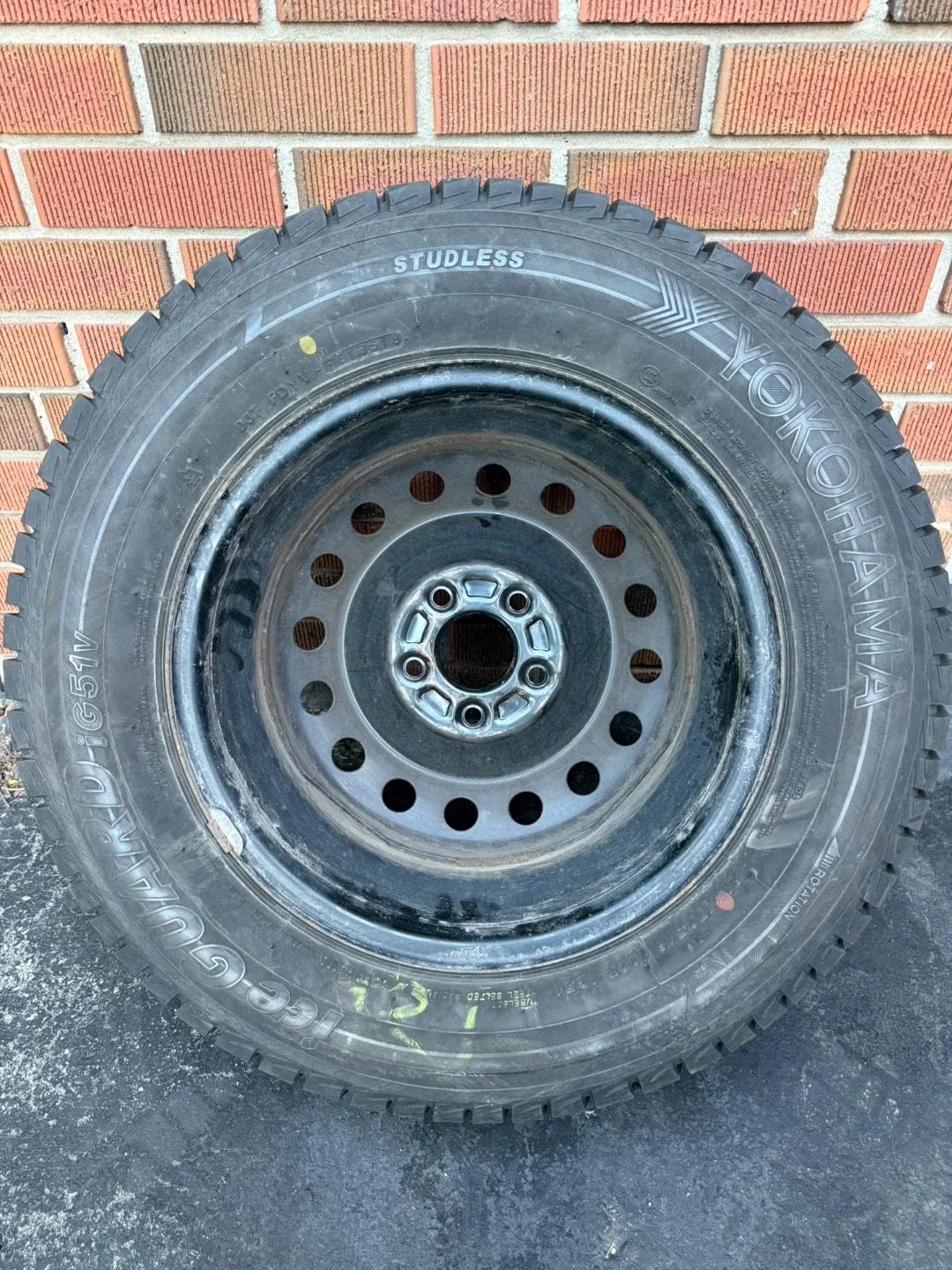 215/70R16 YOKOHAMA ICEGUARD WINTER TIRES ON RIMS image indicator(4)