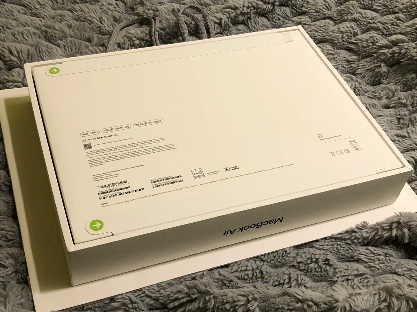 LATEST NEW SEALED 13-inch Apple MacBook Air M4 chip 16GB/256GB image indicator(4)