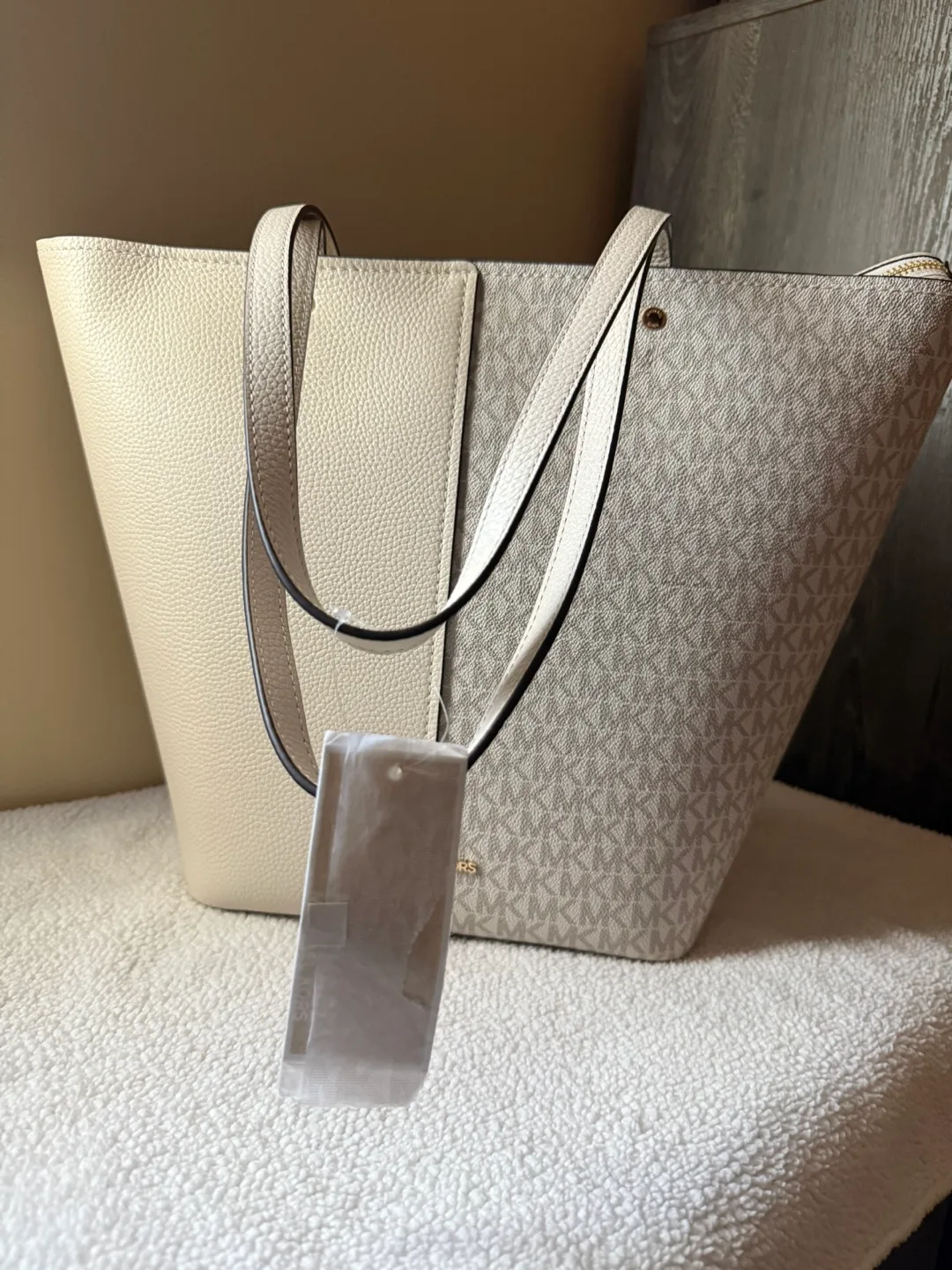 Michael Kors Flora Large Signature Tote Bag image indicator(2)