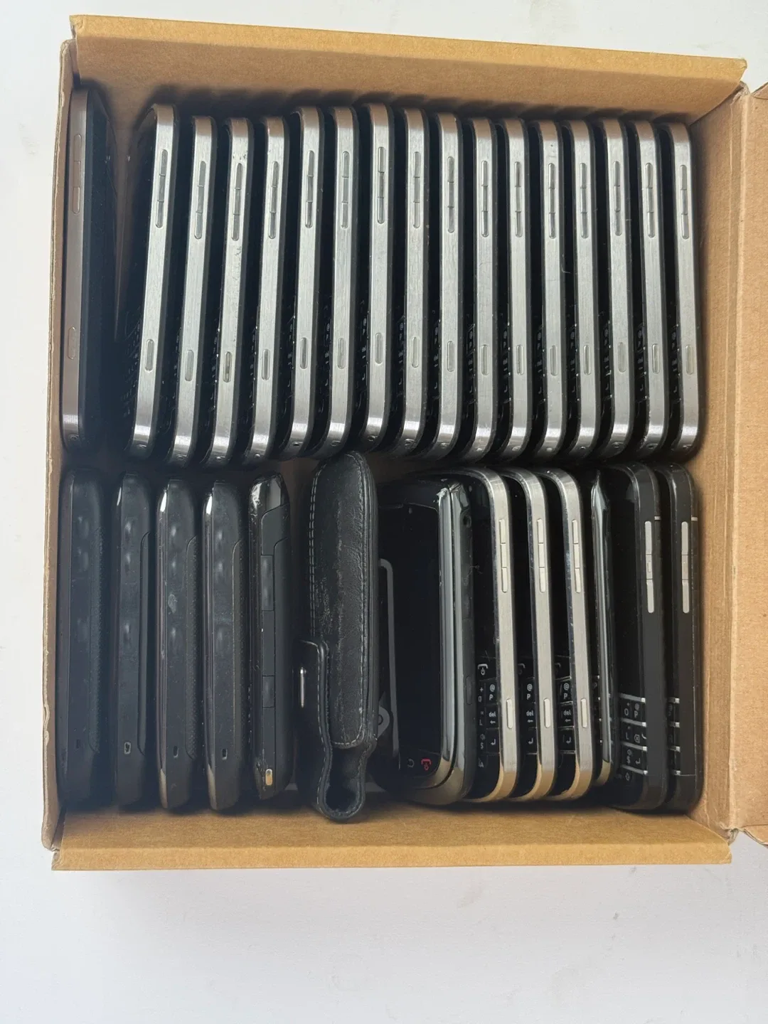 Box of 20+ Working vintage Blackberry Phones image indicator(5)