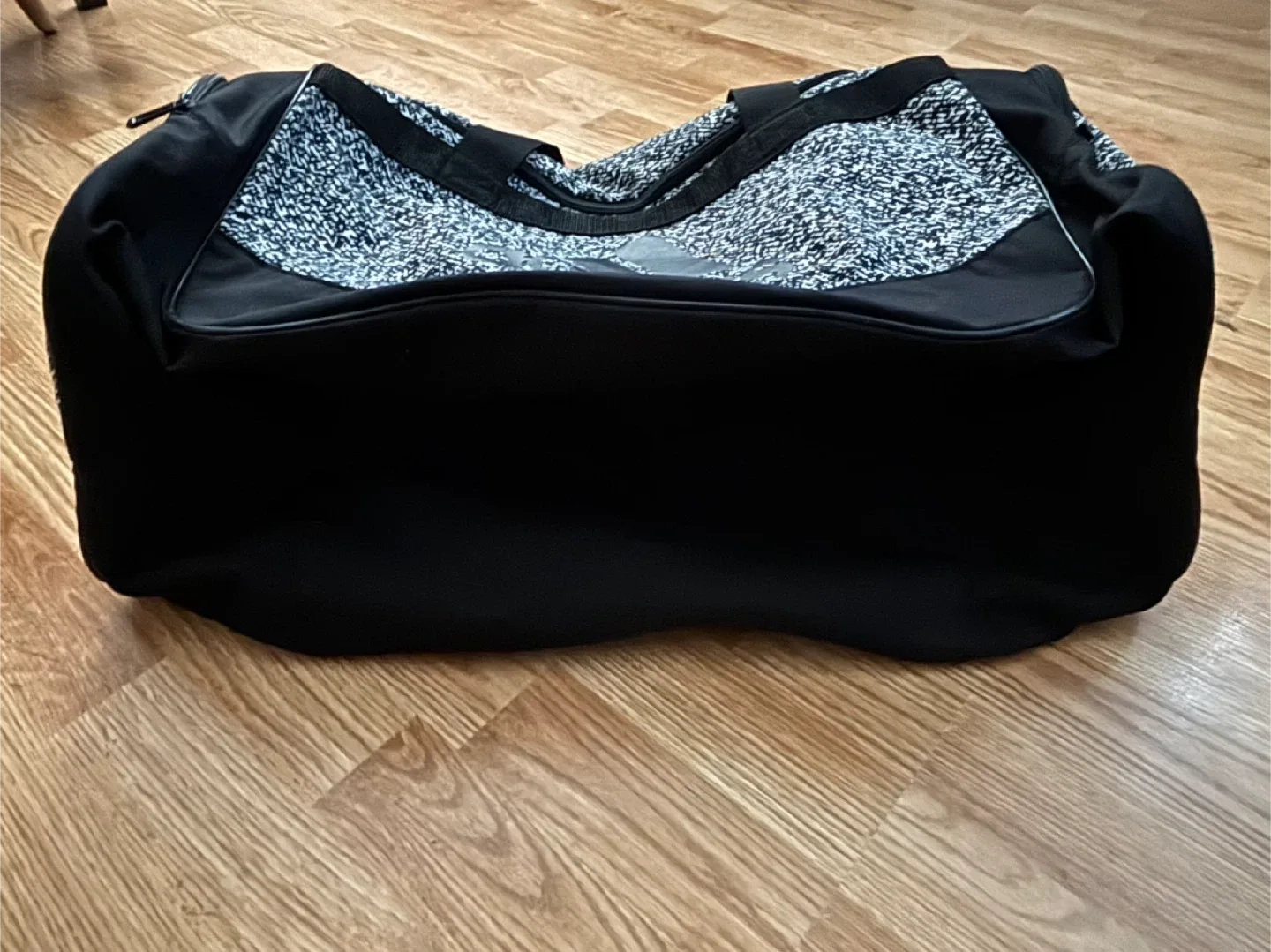 Adidas Duffle Bag (no shoulder strap and is price accordingly) image indicator(3)