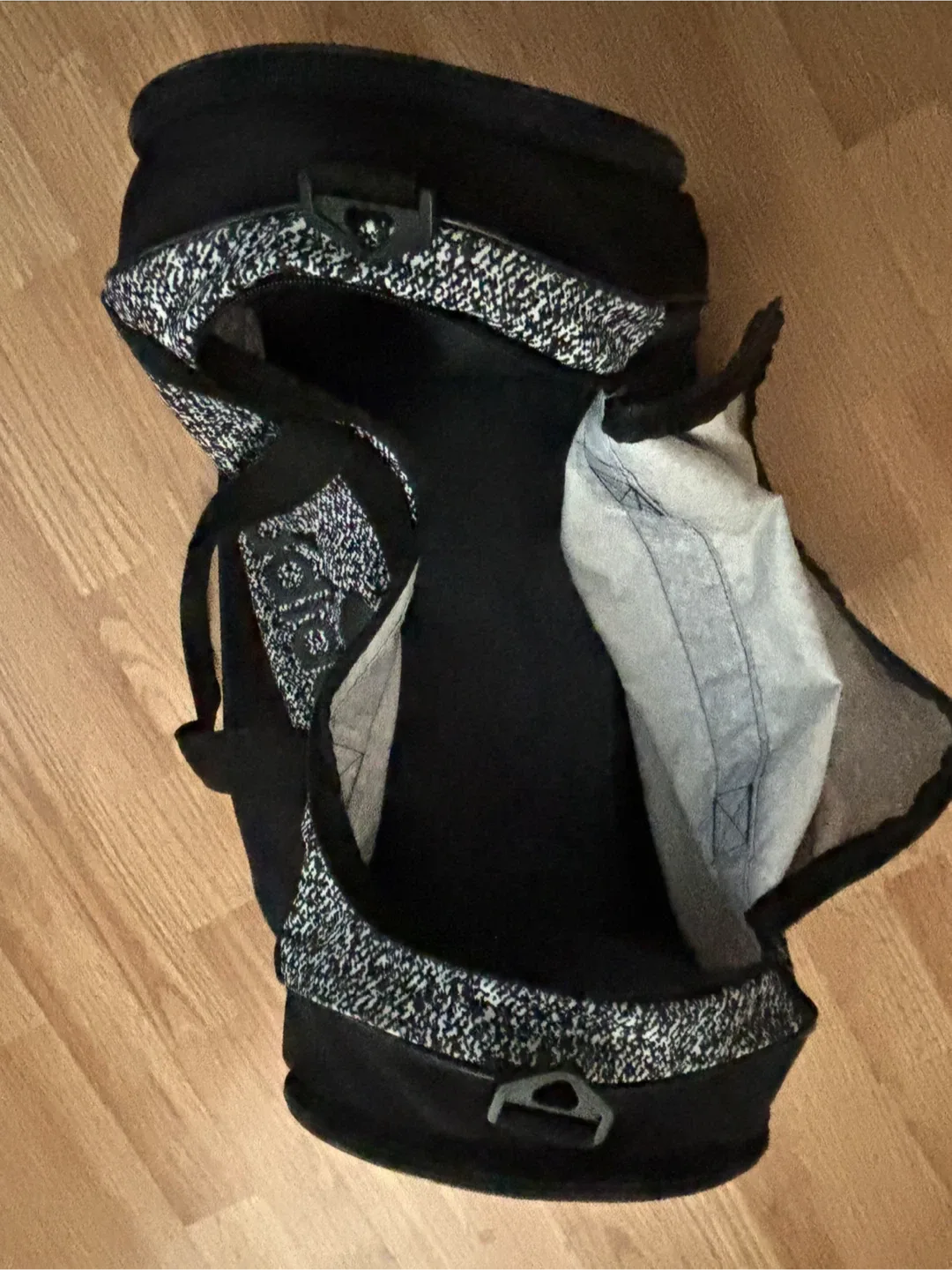 Adidas Duffle Bag (no shoulder strap and is price accordingly) image indicator(5)