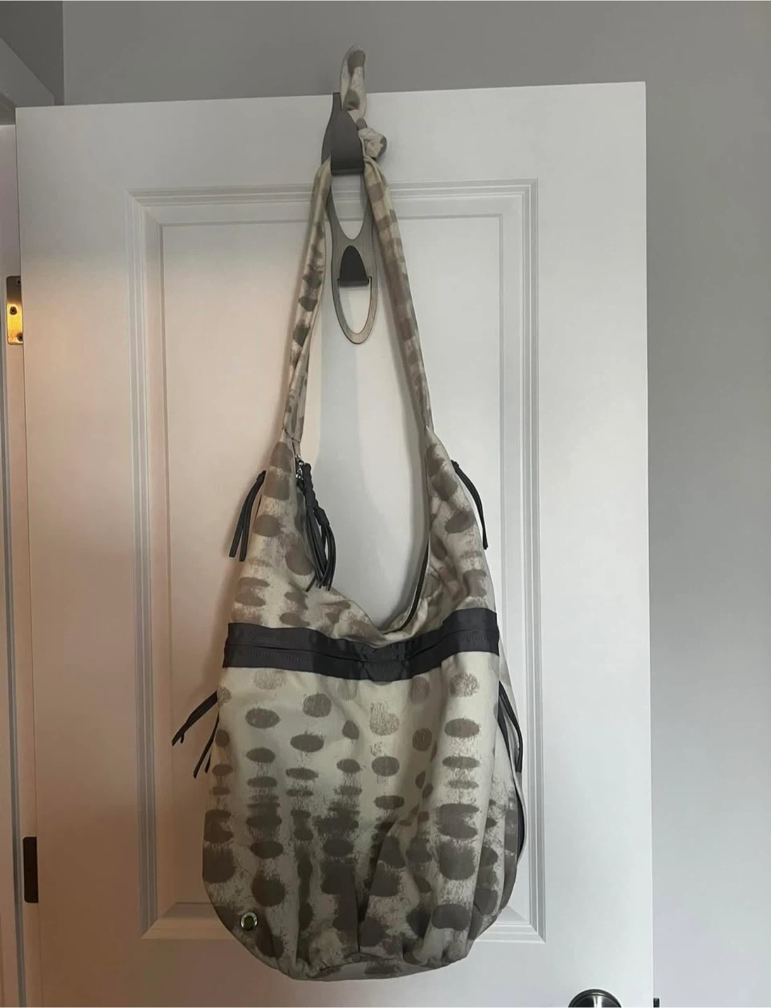 Lululemon Grey Patterned Shoulder Bag - photo 2