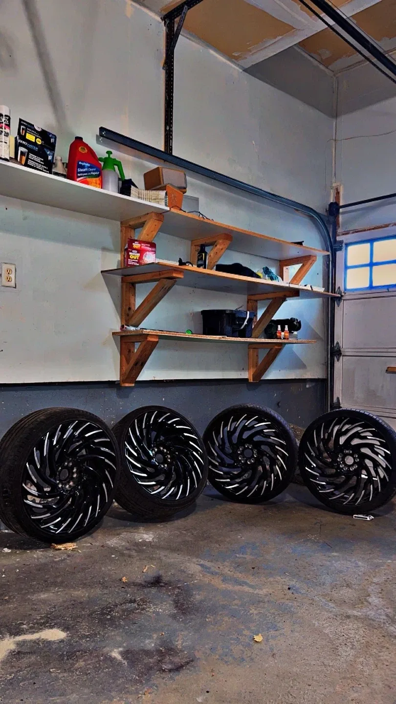 Custom Wheels & Tires Set image indicator(2)