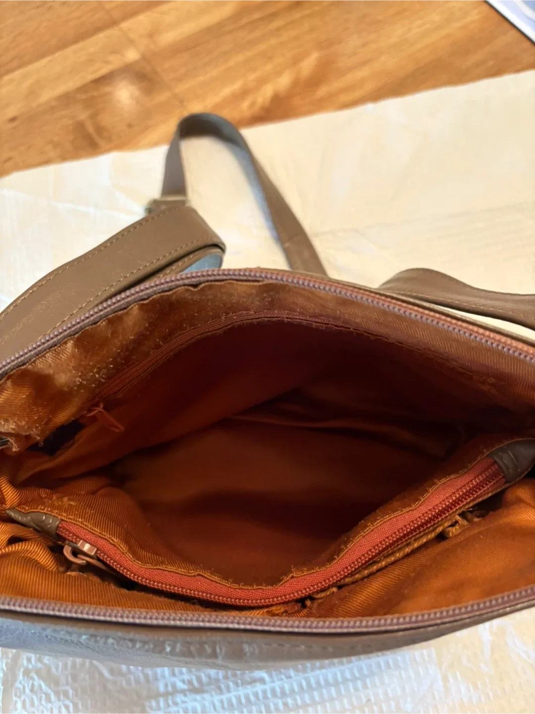 Woman’s shoulder bag image indicator(3)