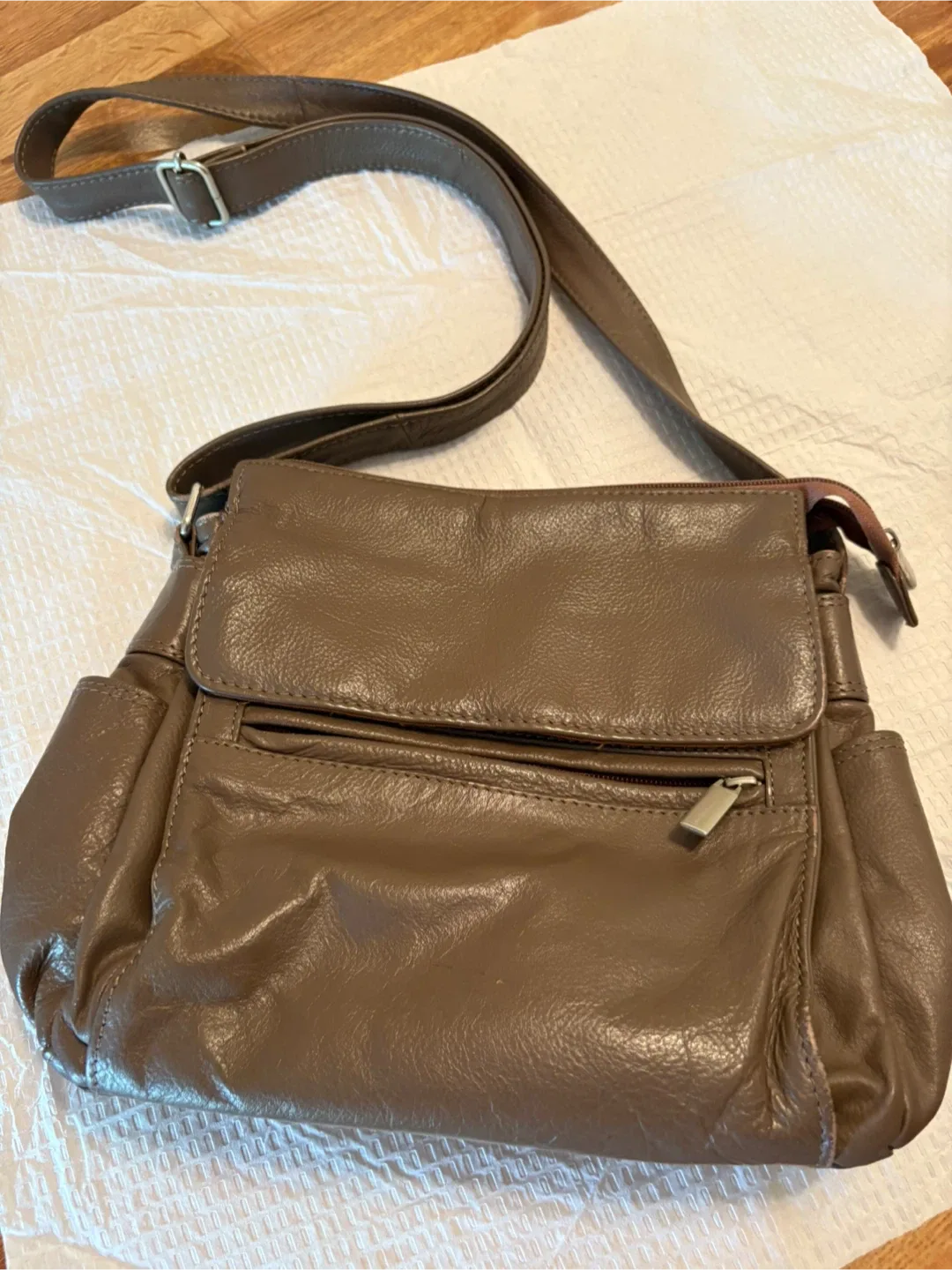 Woman’s shoulder bag thumbnail