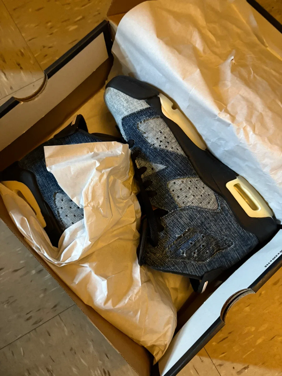 Air Jordan 6 Retro Washed Denim (GS) thumbnail