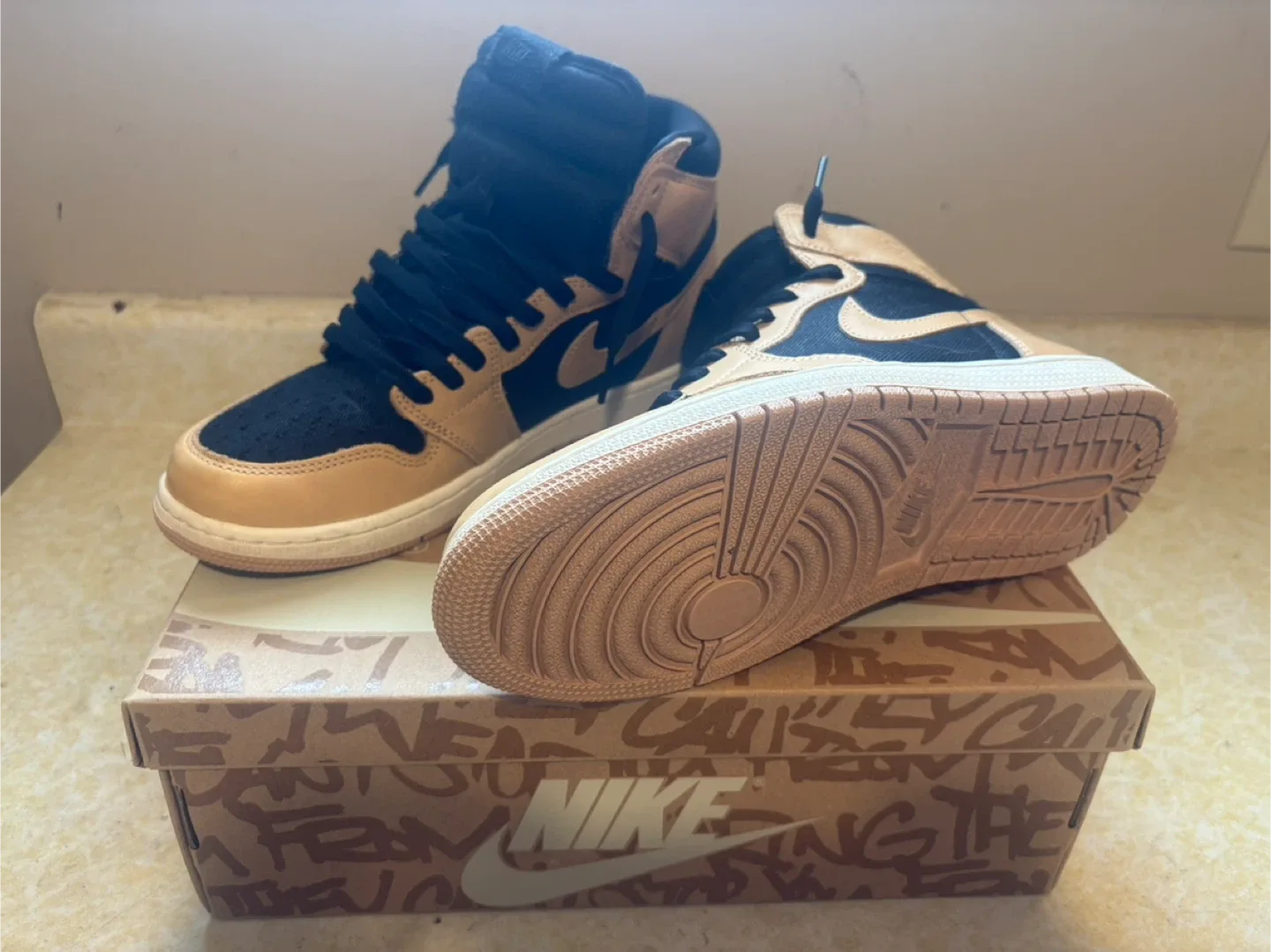 Nike Air Jordan 1 Retro High OG, Size 10 image indicator(3)