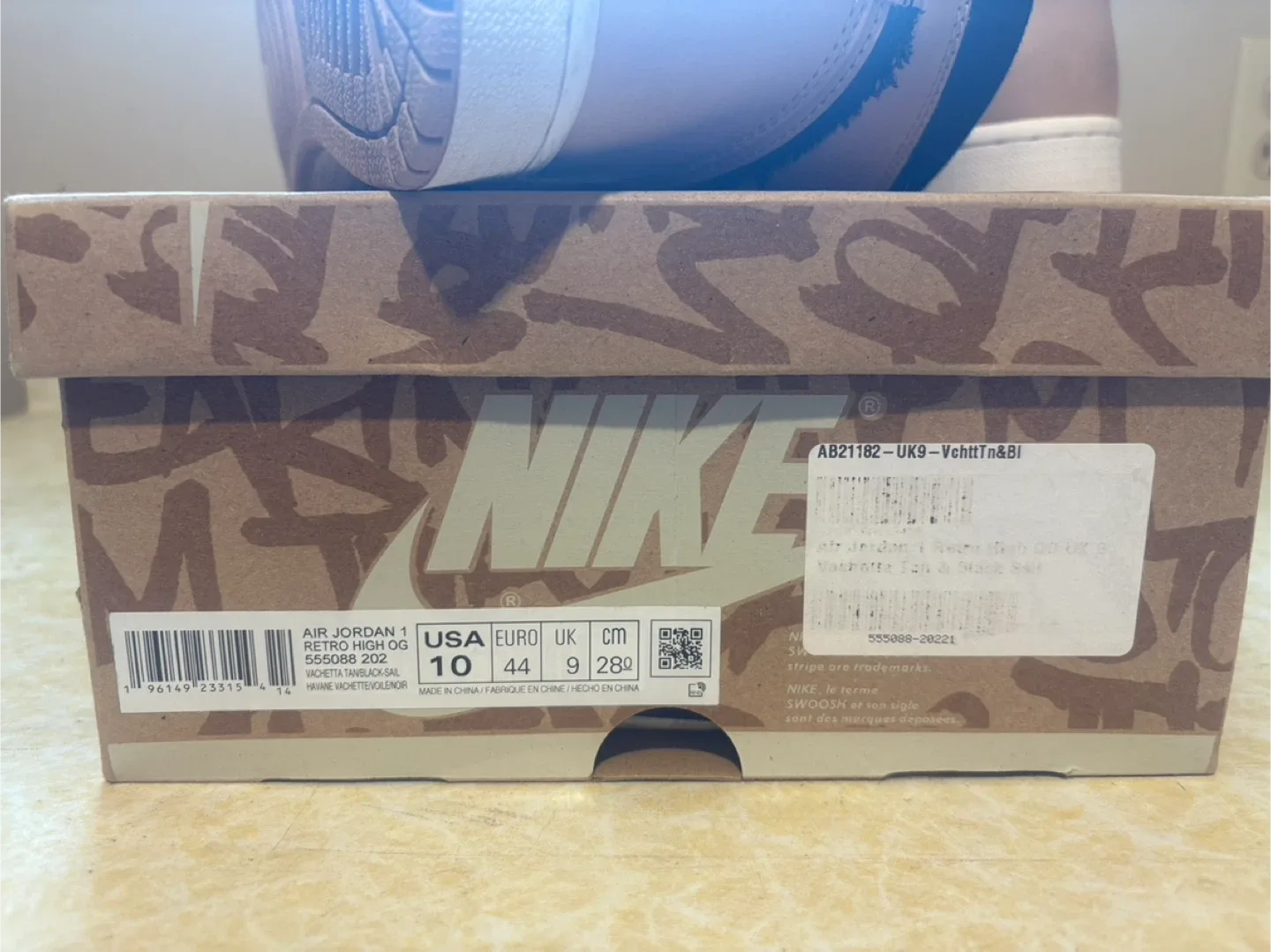 Nike Air Jordan 1 Retro High OG, Size 10 image indicator(2)