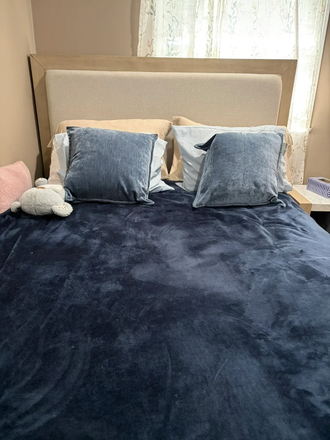 Queen size bed image indicator(5)