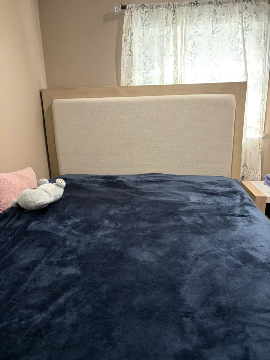 Queen size bed image indicator(8)