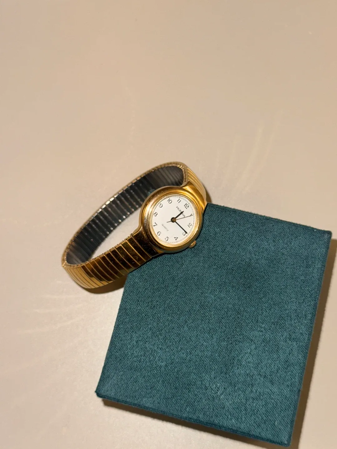 Pratina Quartz Gold Women's Watch image indicator(5)