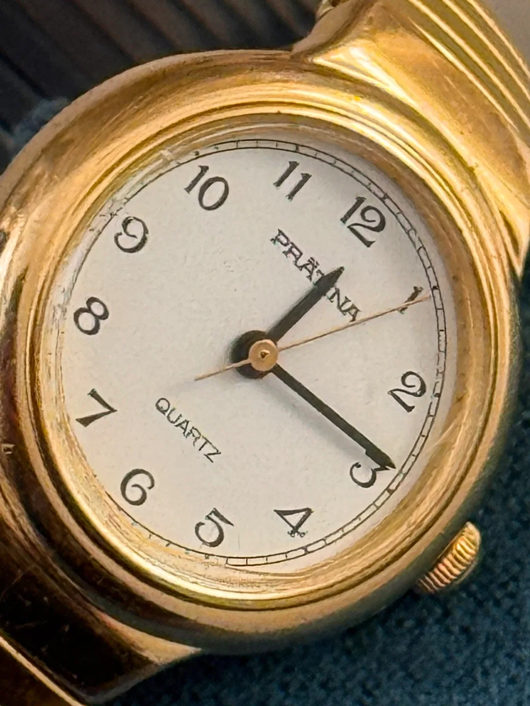 Pratina Quartz Gold Women's Watch image indicator(4)