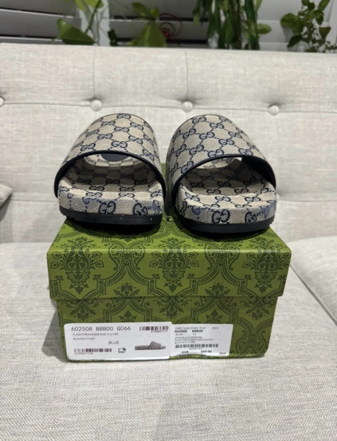 Gucci slides image indicator(2)