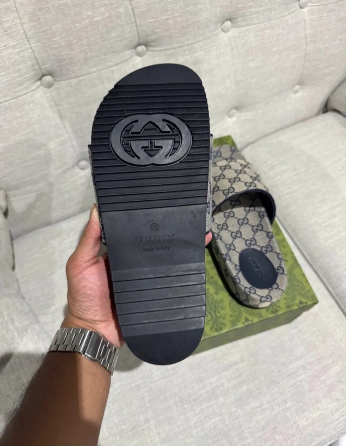 Gucci slides image indicator(4)