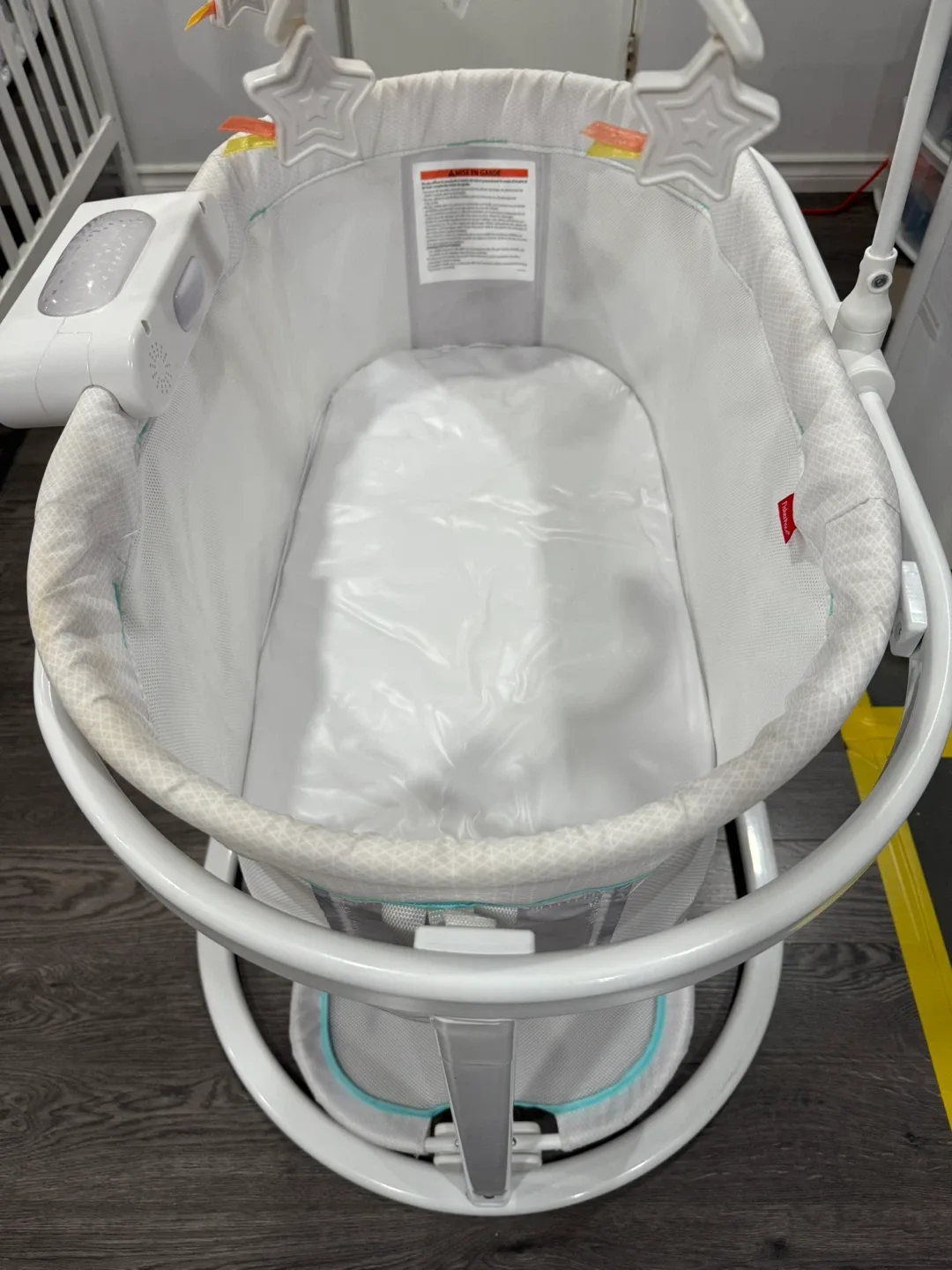 Fisher-Price Soothing Motions Bassinet image indicator(2)