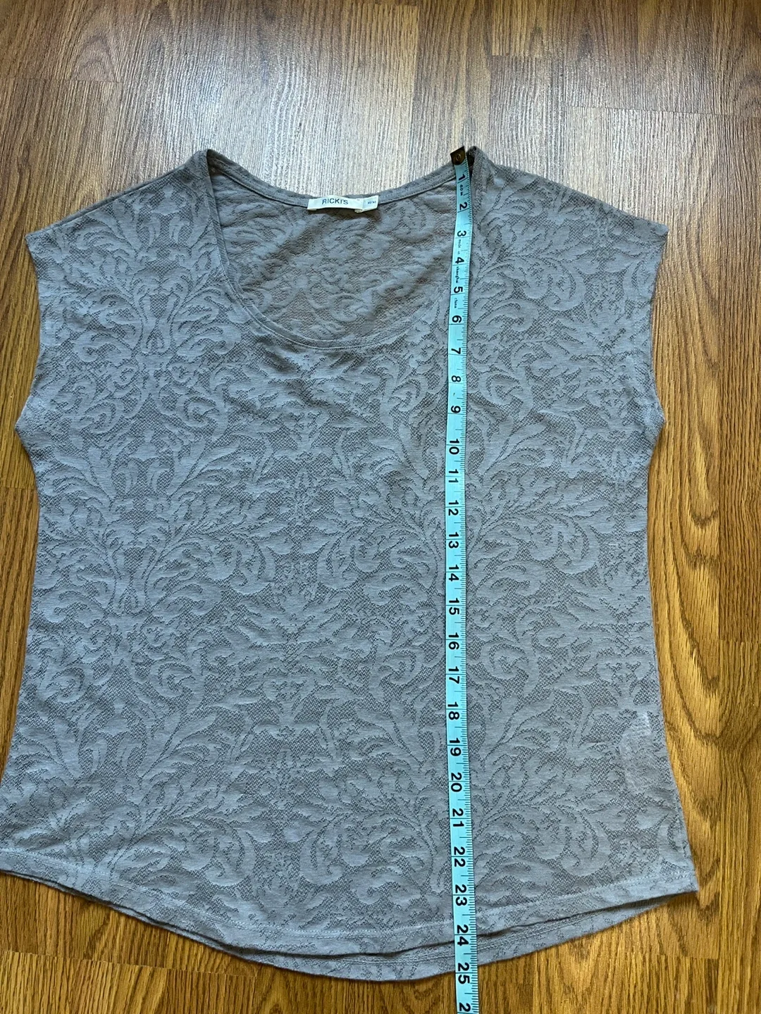 Ricki’s women’s medium top, jacquard floral, cap sleeve, grey image indicator(5)