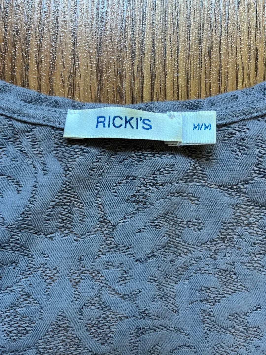 Ricki’s women’s medium top, jacquard floral, cap sleeve, grey image indicator(3)