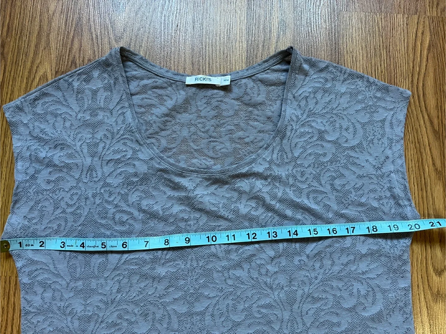 Ricki’s women’s medium top, jacquard floral, cap sleeve, grey image indicator(4)