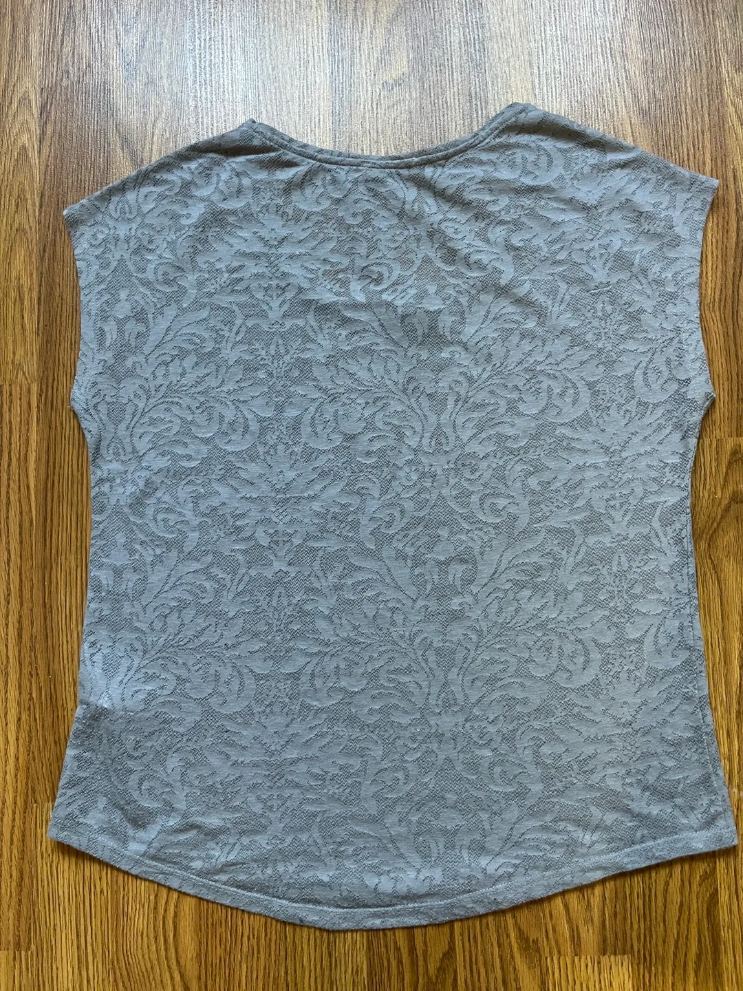 Ricki’s women’s medium top, jacquard floral, cap sleeve, grey image indicator(10)