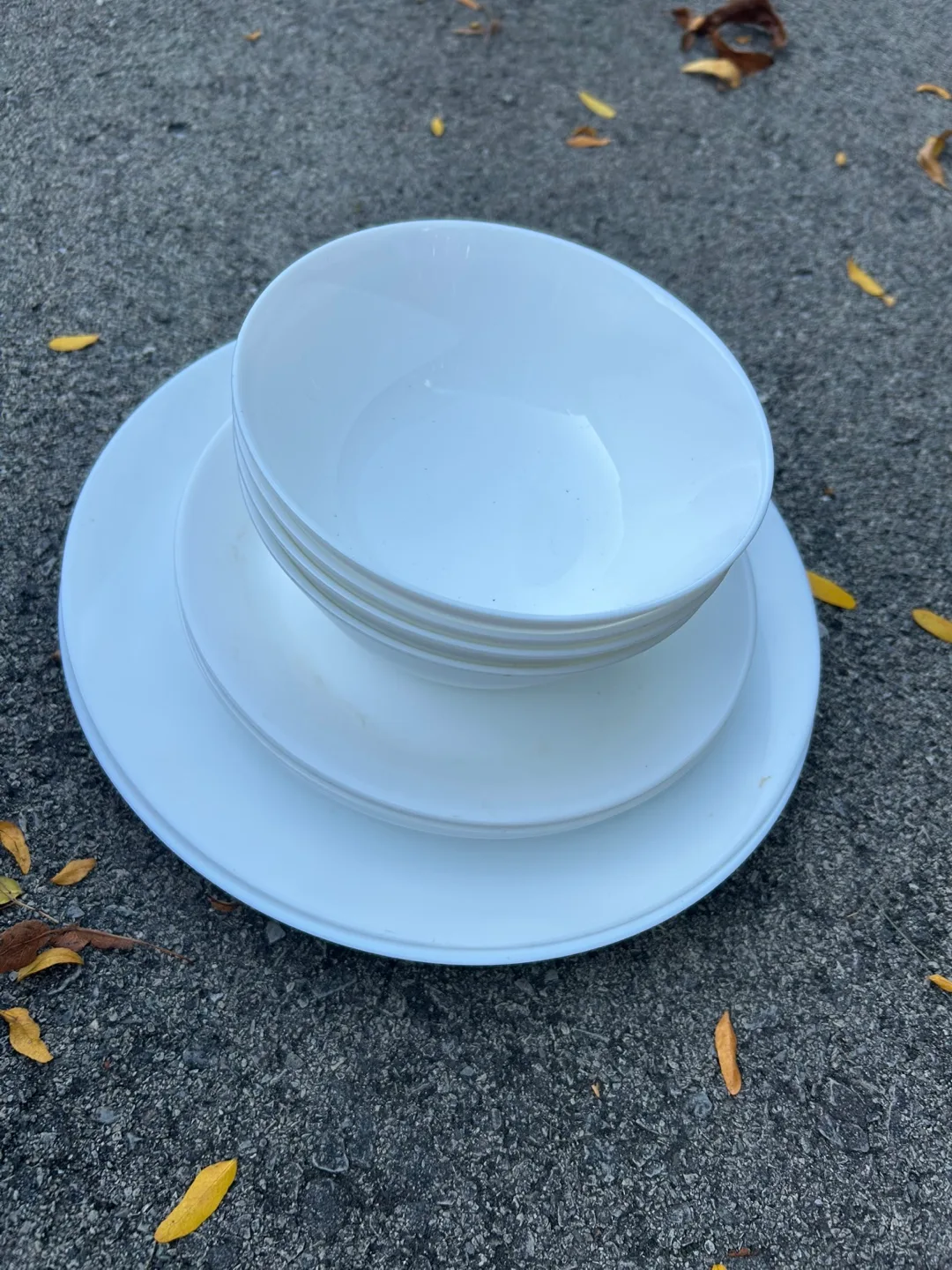 White Dinnerware Set image indicator(2)