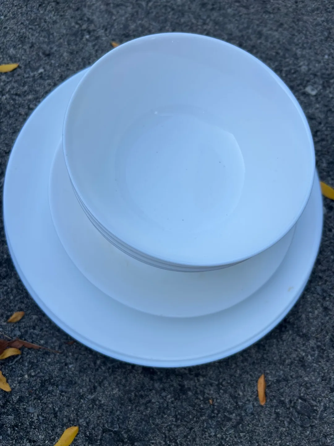 White Dinnerware Set image indicator(3)