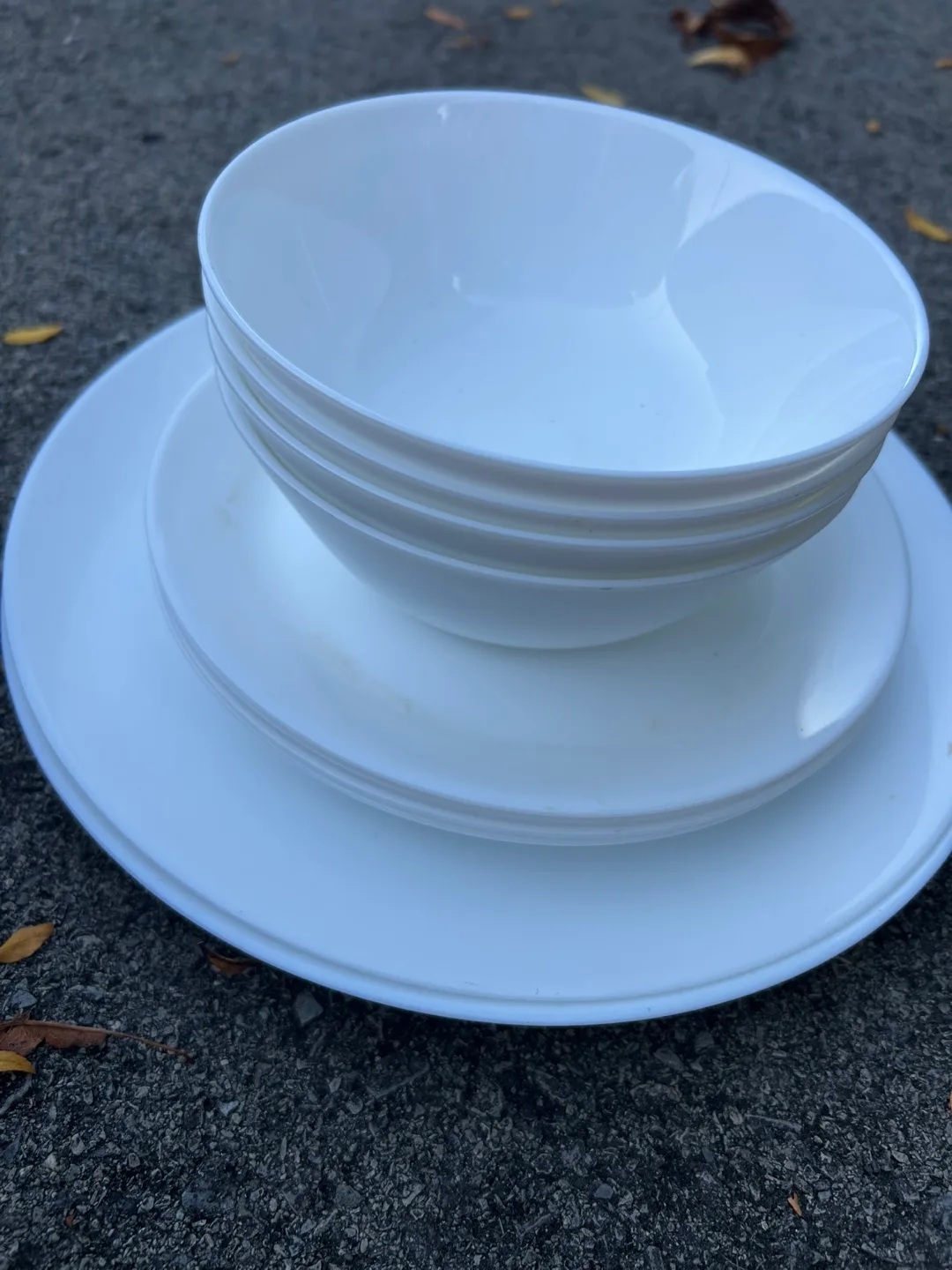 White Dinnerware Set image indicator(4)